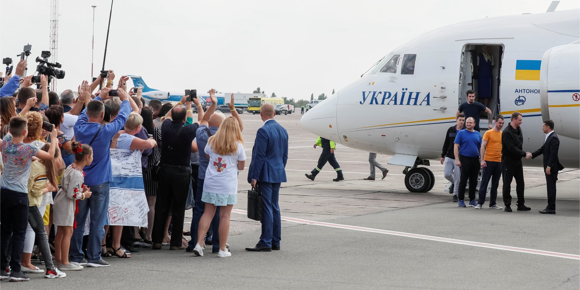 7 вересня 35 українських політв'язнів повернулися до Києва (Фото: REUTERS/Gleb Garanich)