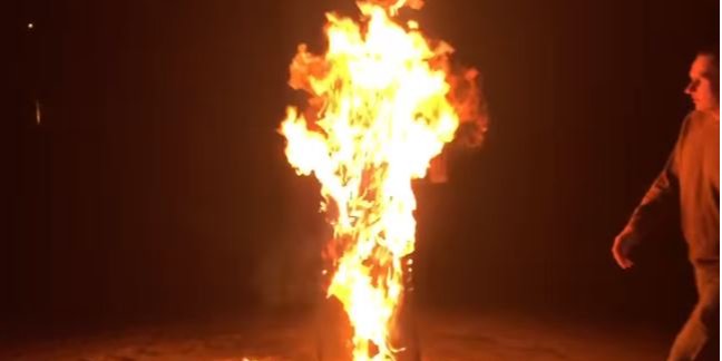 Тюремную одежду облили бензином и подожгли (Фото: кадр видео Макс Прокопенко / Facebook)