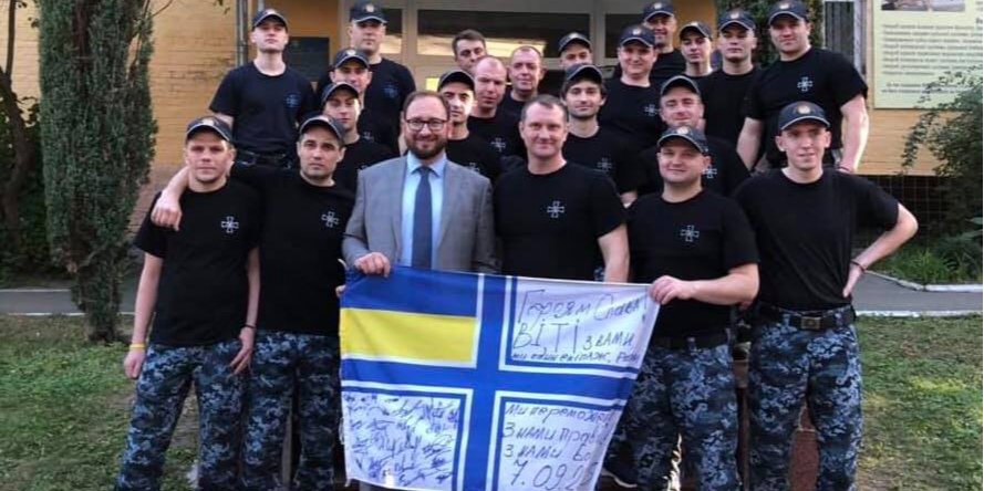 Николай Полозов с освобожденными украинскими моряками (Фото: Николай Полозов via Facebook)