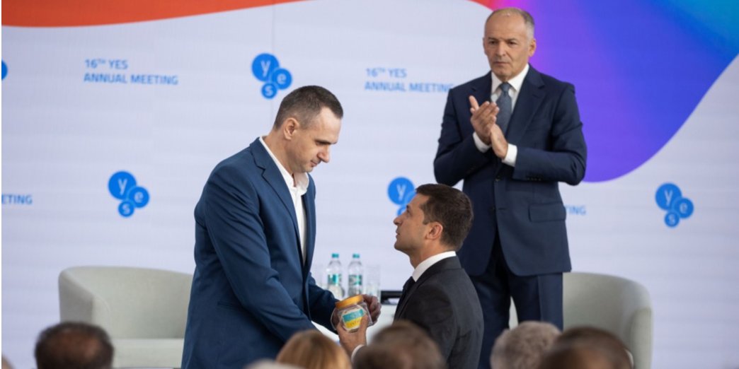 Олег Сенцов, Володимир Зеленський та Віктор Пінчук на форумі YES у 2019 році (Фото: president.gov.ua)