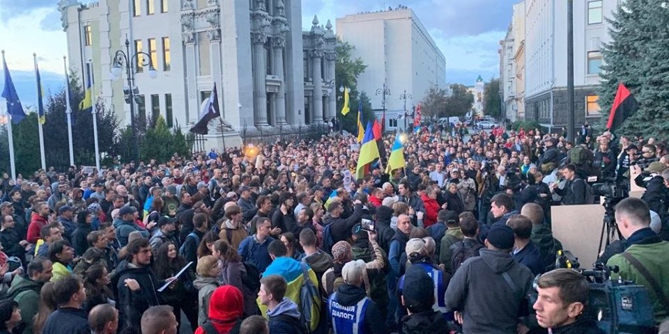Активисты требует не подписывать «капитуляционных соглашений с Путиным» (Фото: Василий Дубовый / Нормандский заговор — государственная измена! via Facebook)