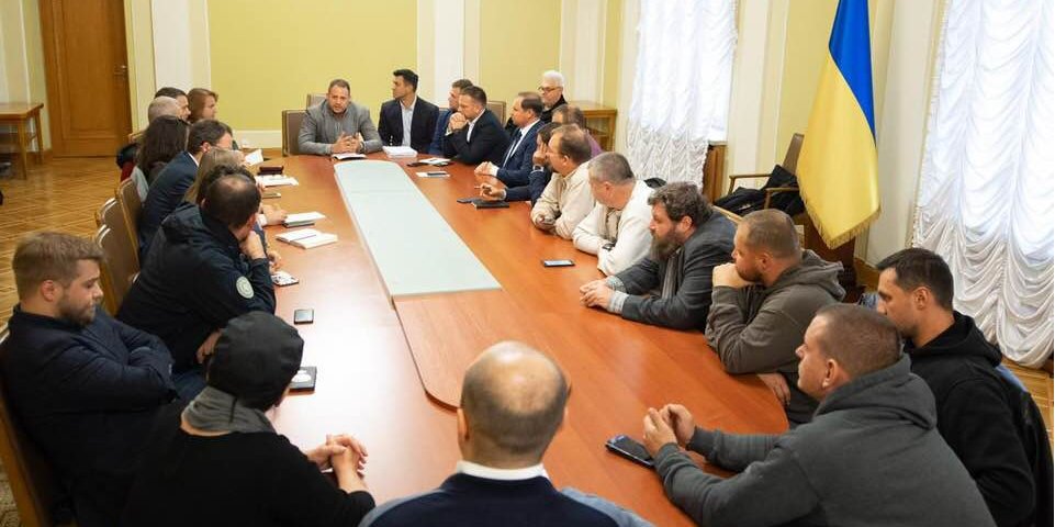 Ймовірно, це законопроєкт про вибори на Донбасі. (Фото: Андрій Єрмак / Facebook)