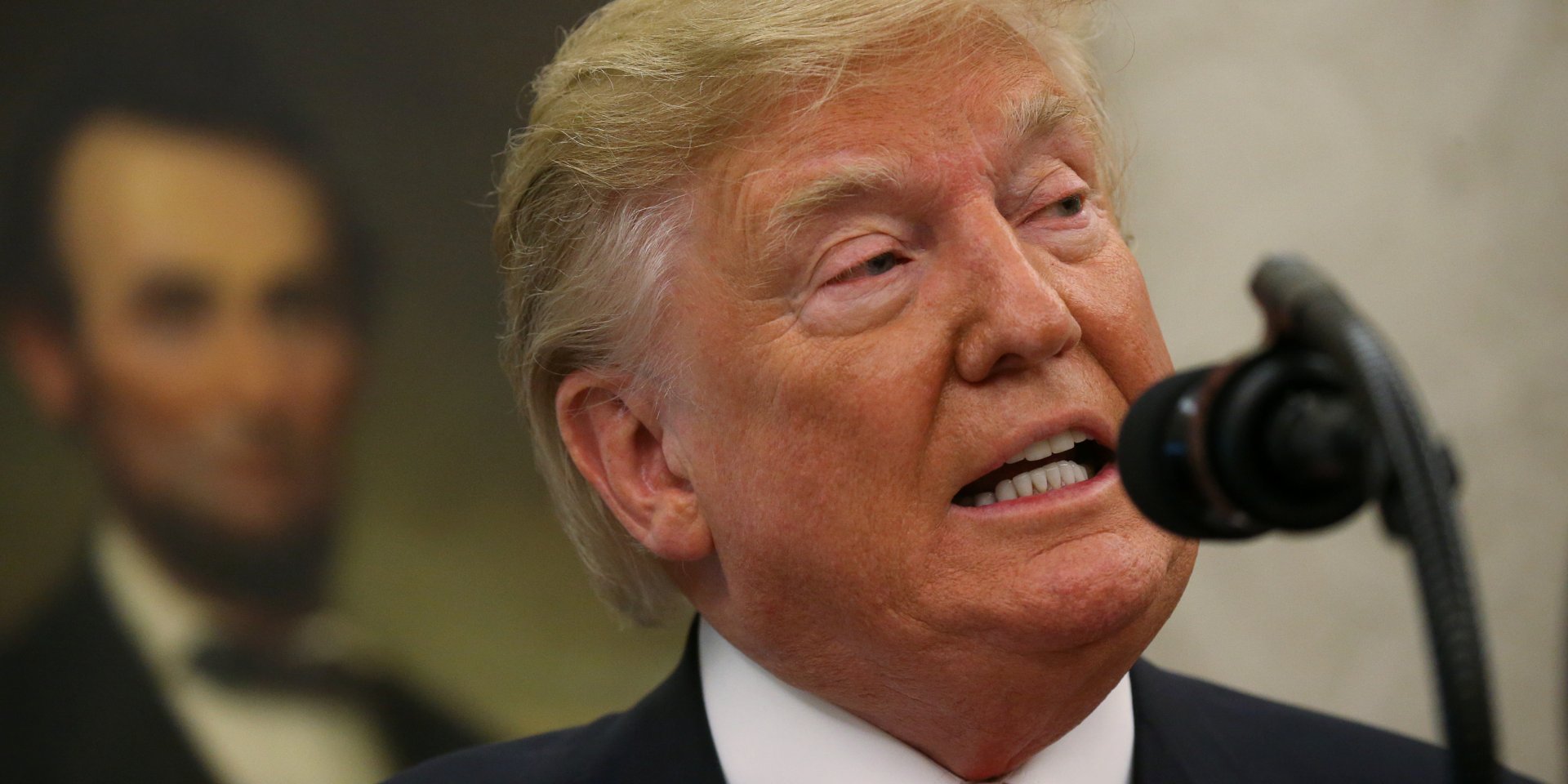 Сторонники Трампа предложили награду за личность информатора (Фото: REUTERS/Leah Millis)