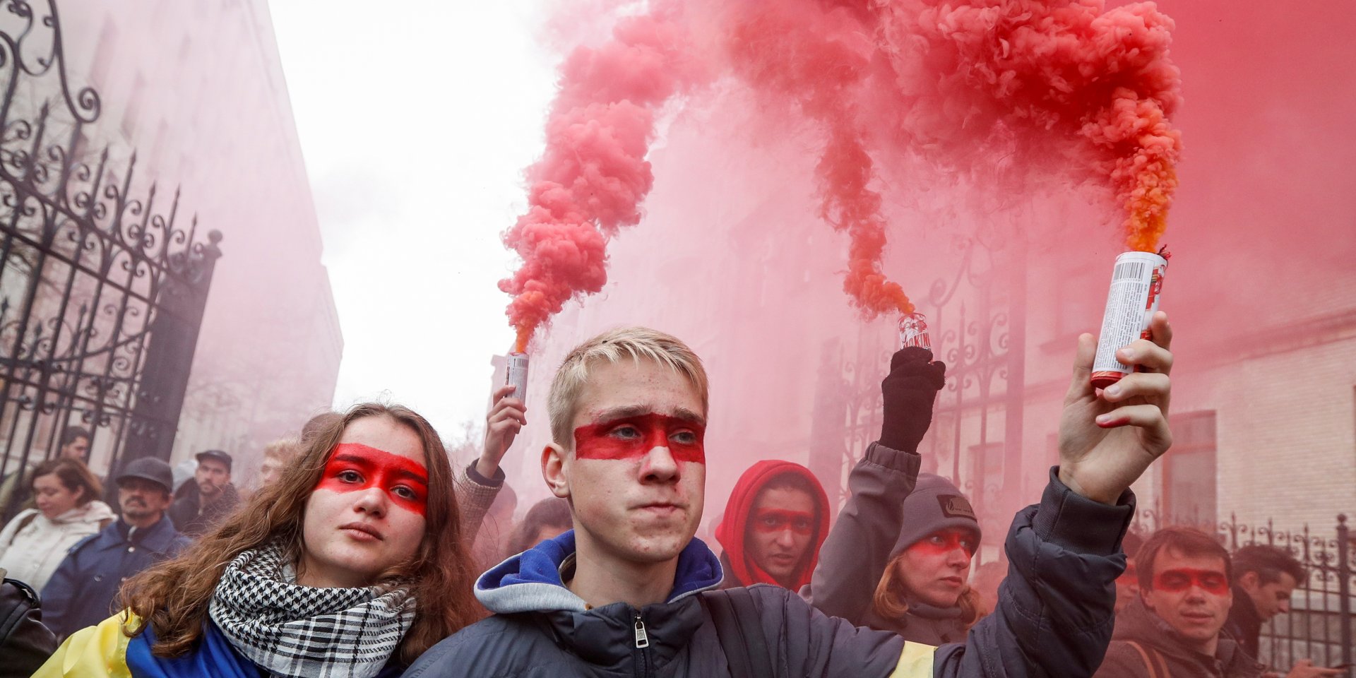 Позже участники акции также побывали у здания Кабинета министров (Фото: REUTERS/Valentyn Ogirenko)