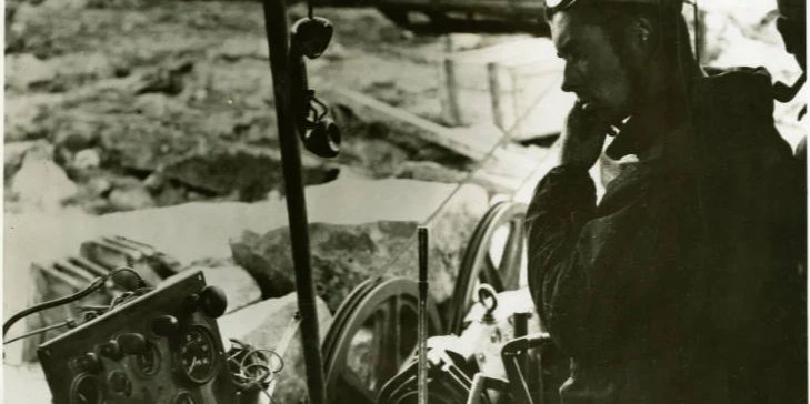 Французька експедиція Поля-Еммануеля Віктора 1948−1951 років за допомогою звукового зондування встановила, що материкова Ґренландія складається із трьох островів. На фото — геодезист команди Віктора (Фото: GEUS Archive)