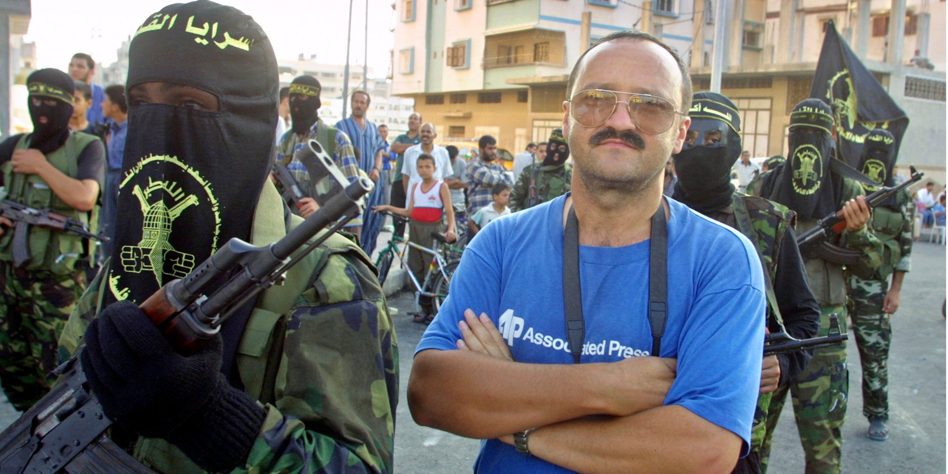 Ефрем Лукацкий стоит среди боевиков исламистского движения Хамас во время их шествия по улицам Газы, 2003 рік (Фото: Фото предоставлено Ефремом Лукацким)