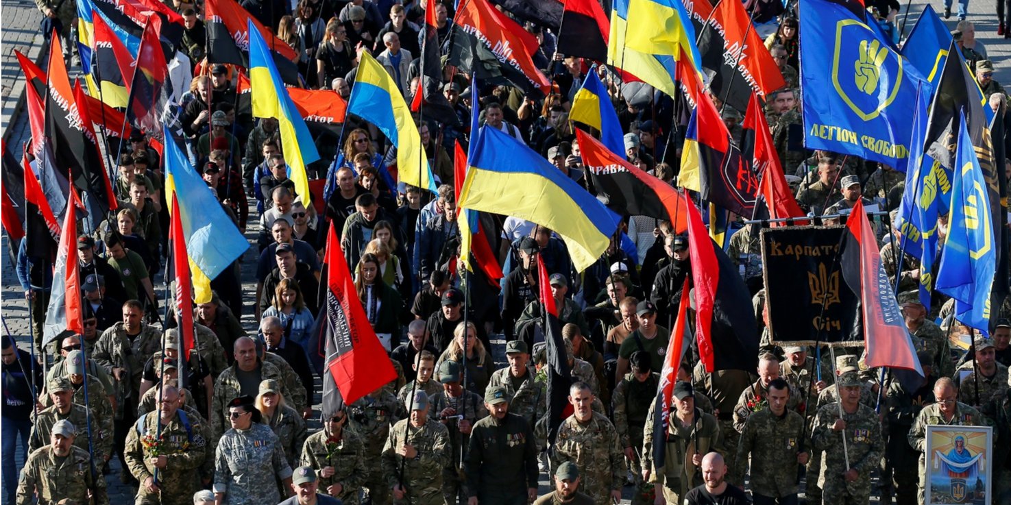Марш участников акции Нет капитуляции по центральным улицам Киева (Фото: REUTERS/Gleb Garanich)