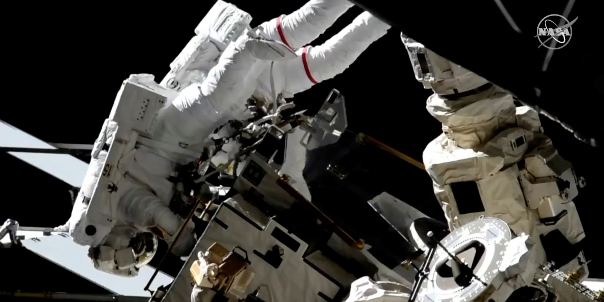 Астронавтки заменили один из внешних энергоблоков МКС (Фото: REUTERS/NASA ATTENTION EDITORS)