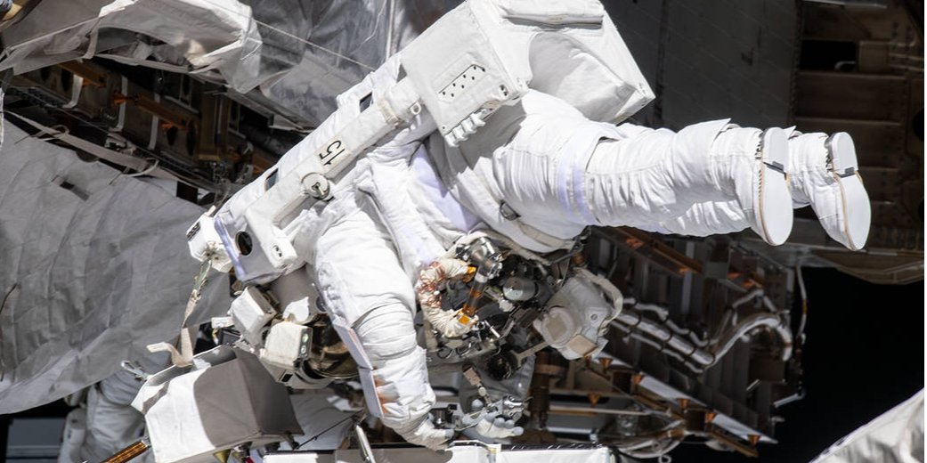 Астронавтки замінили один із зовнішніх енергоблоків МКС (Фото: REUTERS/NASA ATTENTION EDITORS)