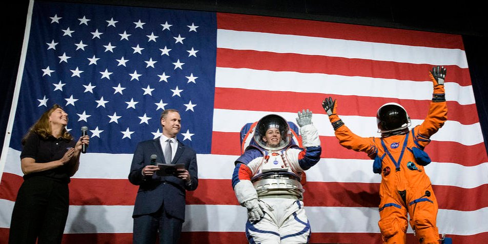NASA представила новые скафандры 15 октября (Фото: nasa.gov)