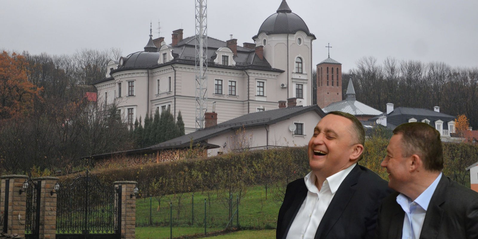 Дом братьев Богдана (слева) и Ярослава (справа) Дубневичей в селе Зубра (Фото: Олег Федонюк, Павел Паламарчук, коллаж НВ)