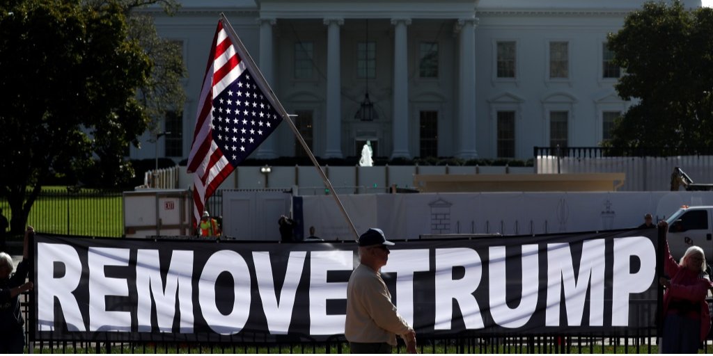 Перед Білим домом вивісили плакат з вимогою відсторонити Трампа (Фото: REUTERS / Jonathan Ernst)