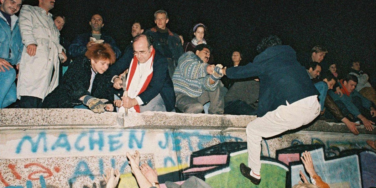 Воссоединение немцев в ночь падения Берлинской стены, 9−10 ноября 1989 года (Фото: Bundesregierung, Klaus Lehnartz)