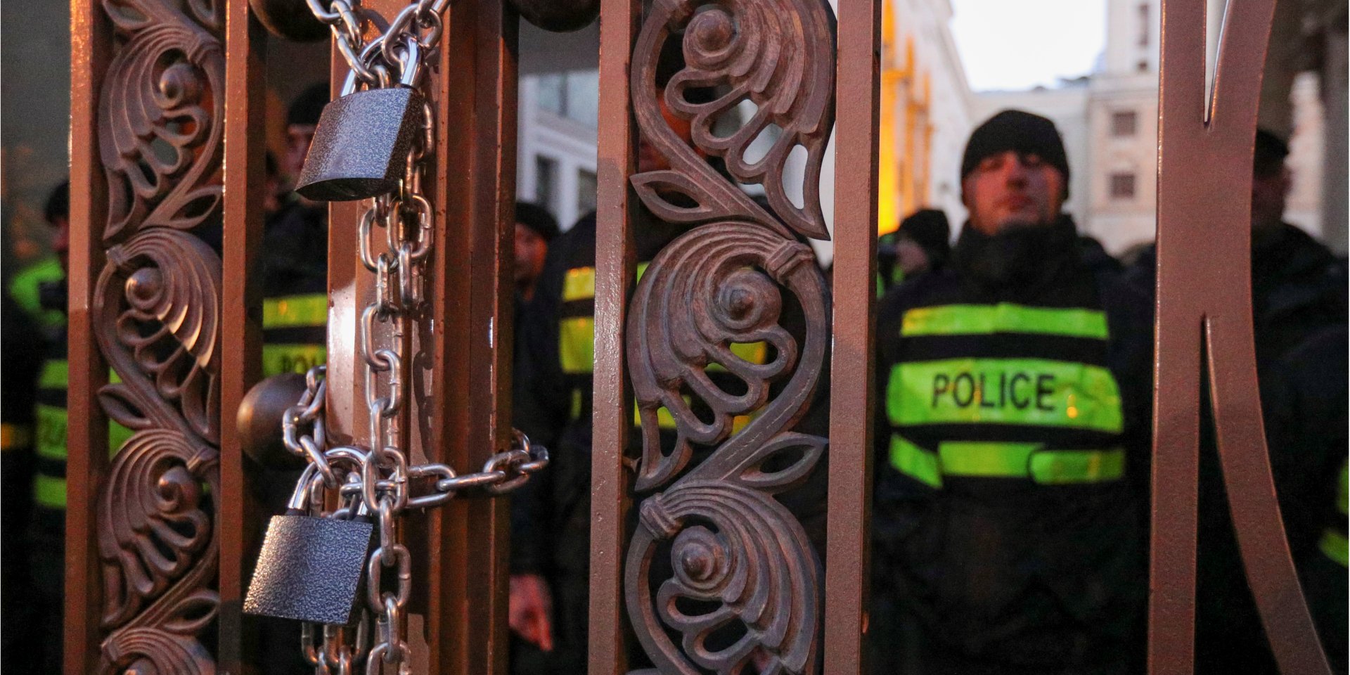 Здание парламента Грузии полностью заблокировано (Фото: REUTERS/Irakli Gedenidze)