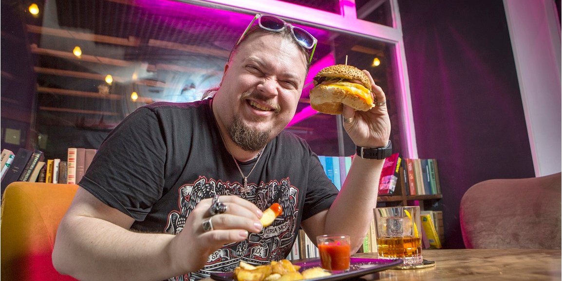 Сочное мясо и жареная картошка — лучший обед, считает IT-специалист Алексей Инеррен (Фото: Наталья Кравчук / НВ)