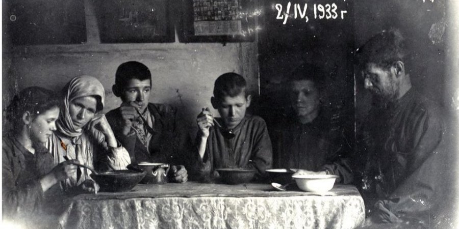 «300 дней (триста!) без куска хлеба к убогому обеду» (Фото: НМГГ/Николай Бокань/Facebook)