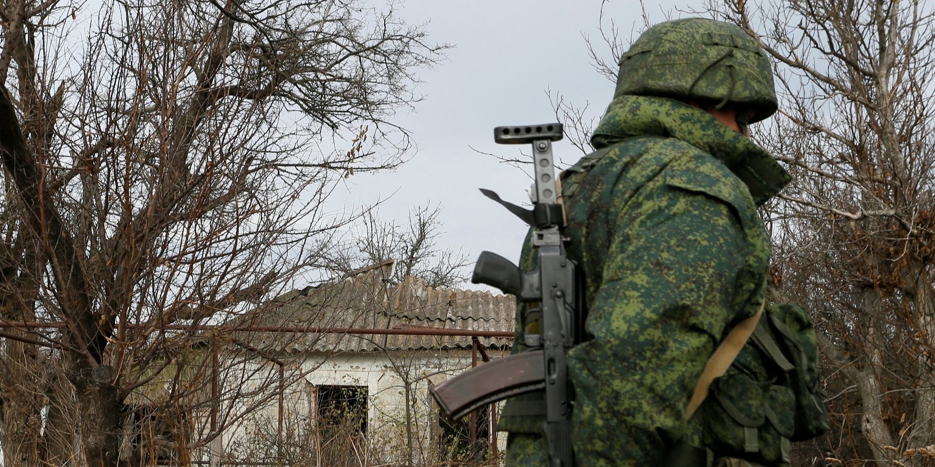 Боевик «ДНР» вблизи Петровского, которое является участком разведения сил (Фото: REUTERS / Alexander Ermochenko)