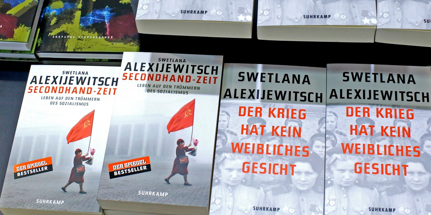 Німецькі видання книг Світлани Алексієвич (Фото: REUTERS / Fabrizio Bensch)