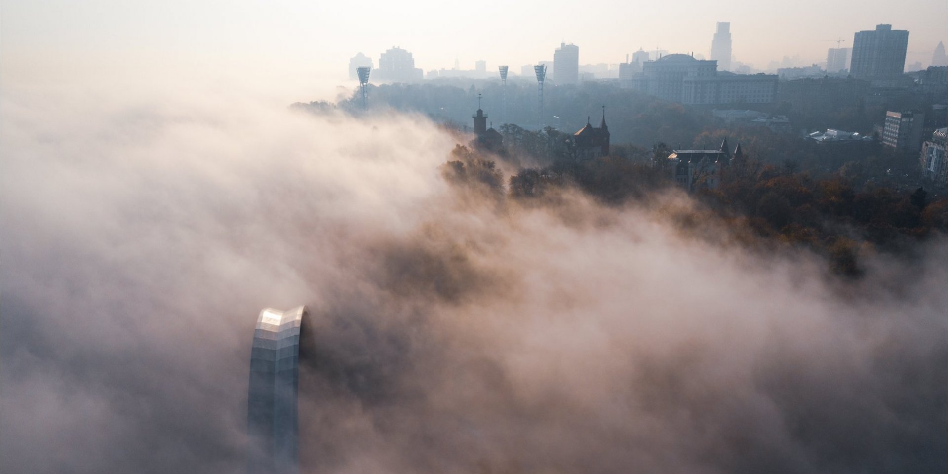 Туман в Киеве в октябре 2019 года (Фото: Dronarium Украина via Facebook)