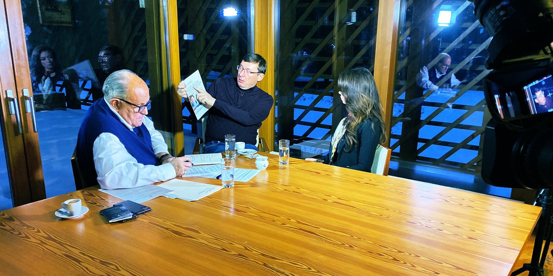 Юрий Луценко и Рудольф Джулиани в Будапеште (Фото: Chanel Rion OAN via Twitter)