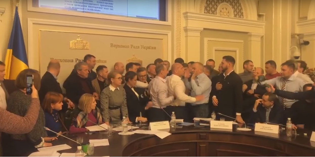 Илья Кива принимал активное участие в потасовке на заседании аграрного комитета Рады (Фото: Кадр видео Зеленый Пес via YouTube)