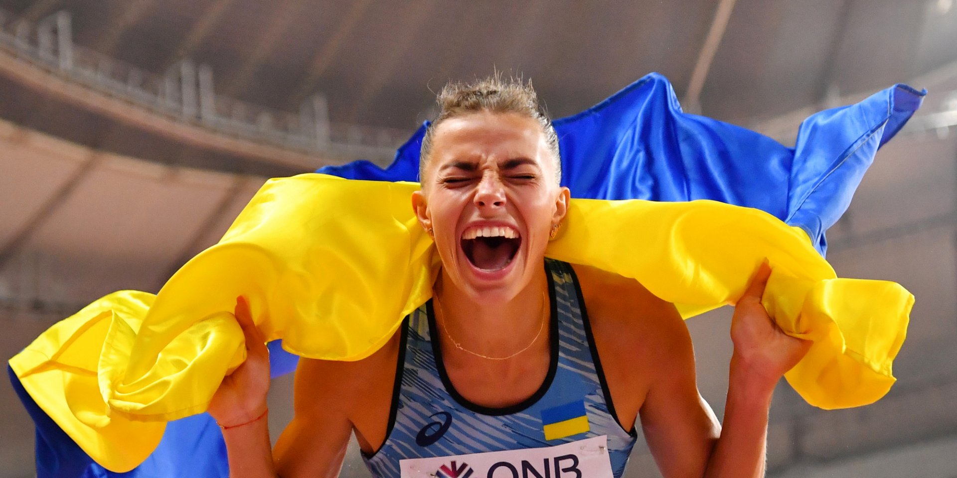 Украинская легкоатлетка Бех-Романчук празднует «серебро» на чемпионате в Катаре. Иллюстративное фото (Фото: REUTERS / Dylan Martinez)