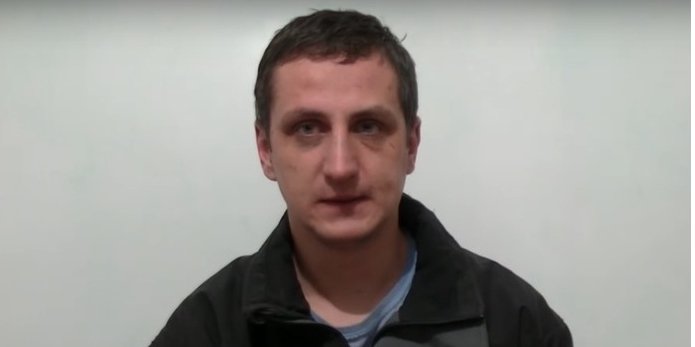 Сергій Іванчук під час «допиту» бойовиків у 2017 році (Фото: Кадр відео, знятого бойовиками)