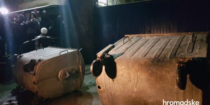Выезд из Лукьяновского СИЗО заблокирован мусорными баками (Фото: Громадське)