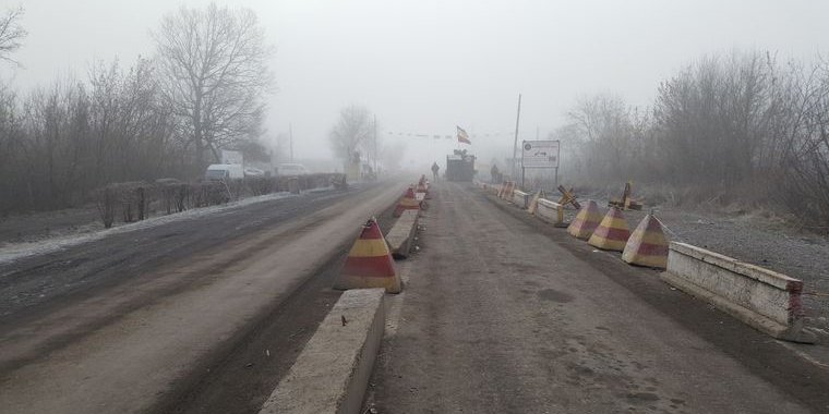 Дорогу до КПВВ Майорське сьогодні заблоковано, пункт пропуску не працює (Фото: Іван Бухтияров / hromaske)