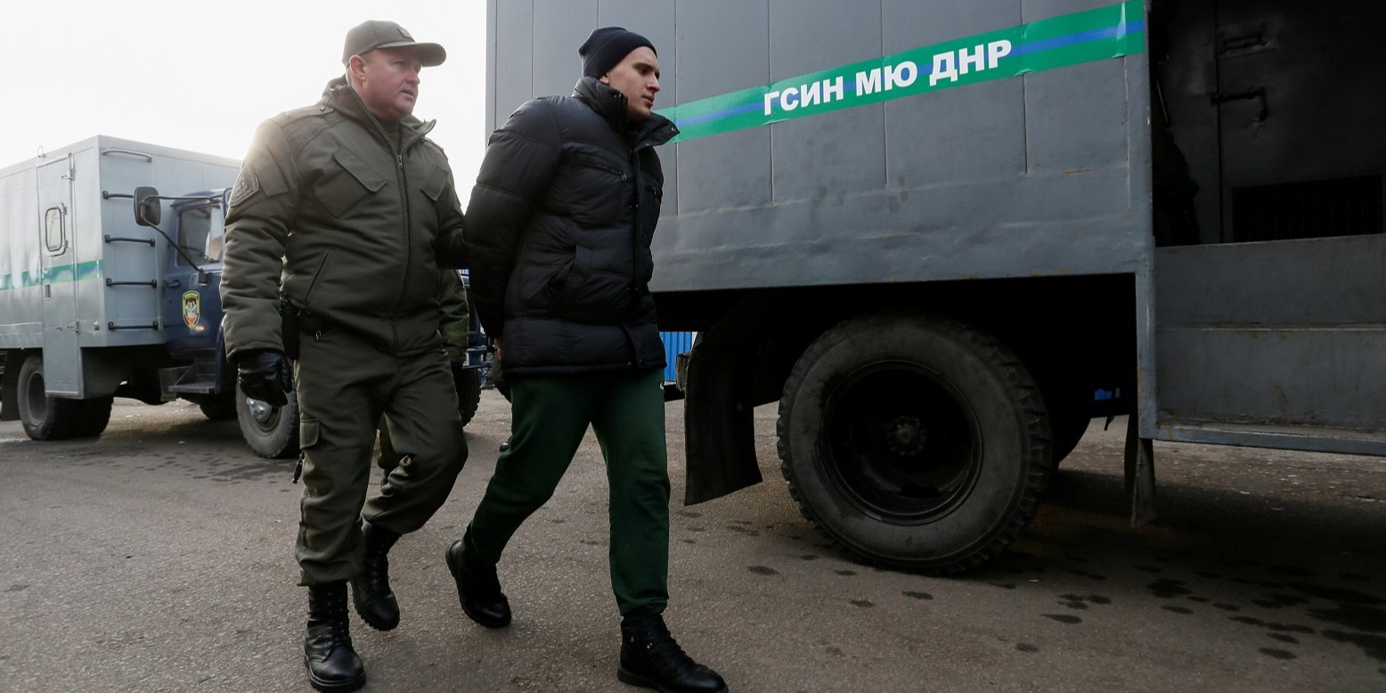 Украинский узник под конвоем представителей т.н. «ДНР» (Фото: REUTERS/Alexander Ermochenko)