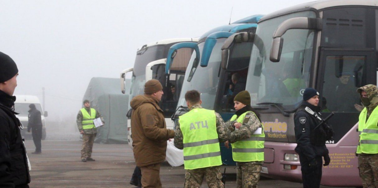 Після того, як звільнені переодягнуться, почнеться процес верифікації (Фото: ОП)