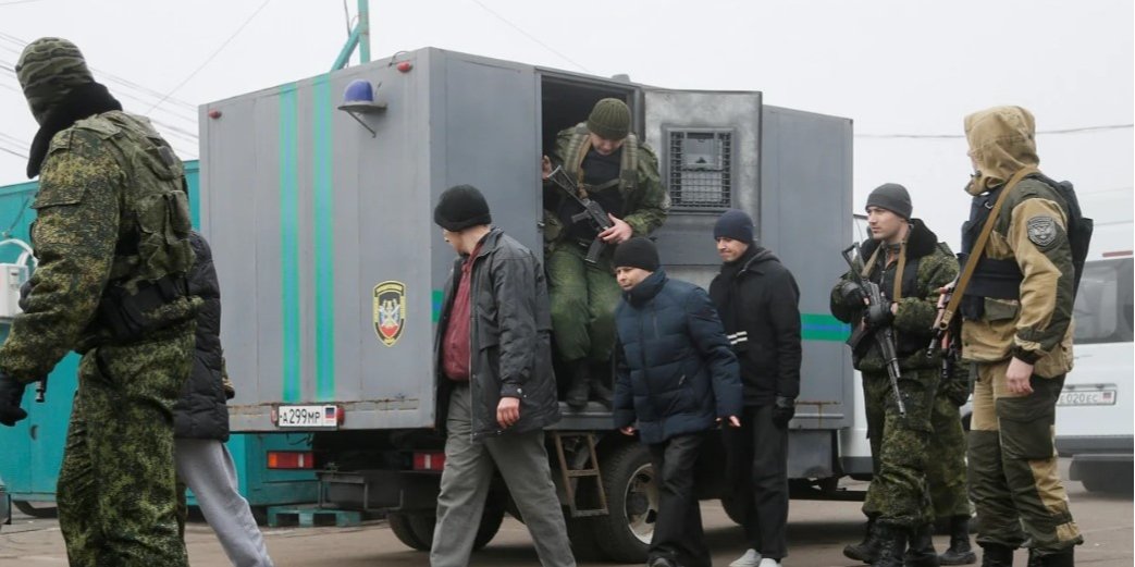Обмен проводят на КПВВ Майорское в Донецкой области (Фото: REUTERS/Alexander Ermochenko)
