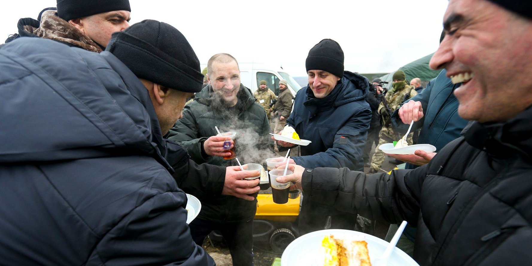 Вернувшимся из плена украинцам предлагали сладкое (Фото: Офис президента Украины via Facebook)