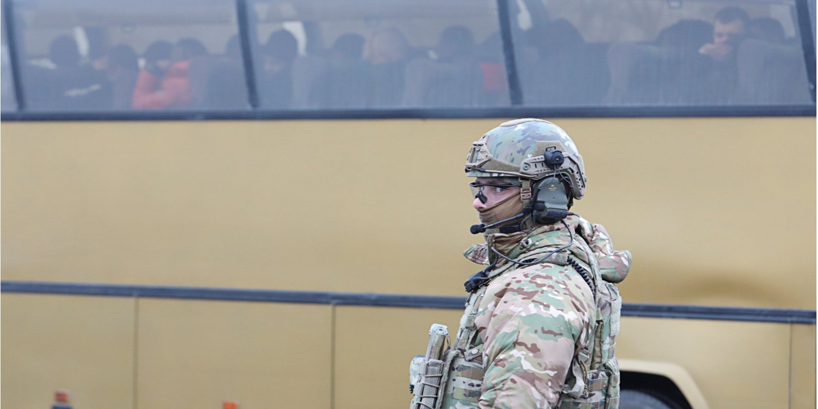 На востоке Украины состоялся обмен удерживаемыми лицами между Украиной и так называемыми «Л/ДНР» (Фото: REUTERS / VYACHESLAV MADIYEVSKYY)