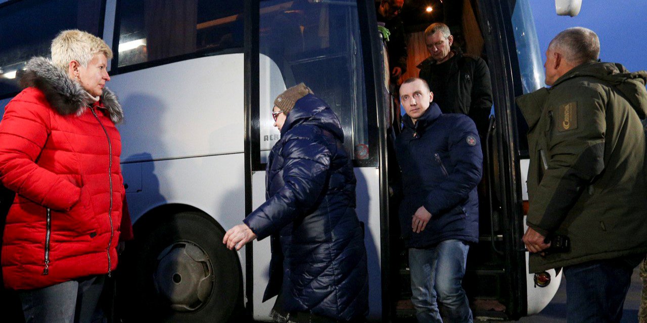 29 грудня на сході України відбувся обмін утримуваними особами між Україною і так званими «Л/ДНР» (Фото: REUTERS / Ukrainian Presidential Press Ser)