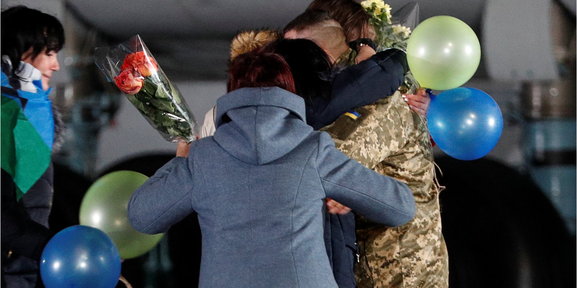 В Бориспіль прилетіли 76 полонених (Фото: REUTERS / Valentyn Ogirenko)
