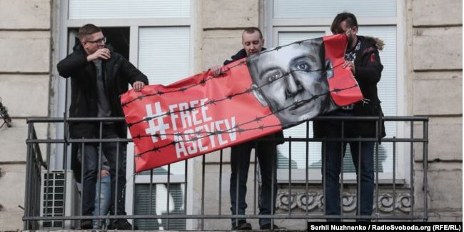 Асеев снял баннер #FreeAseyev (Фото: Радио Свобода)