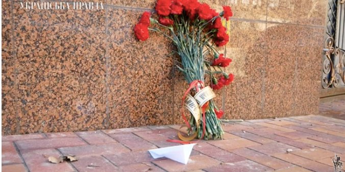 В связи с авиакатастрофой под посольства начали приносить цветы (Фото: Украинская правда/До посольства Ірану несуть квіти)