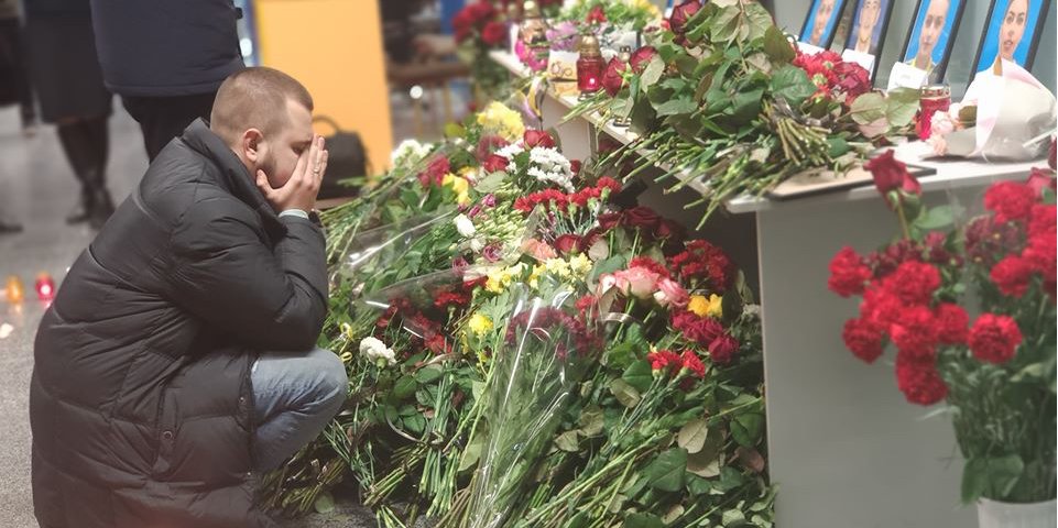 Чоловік бортпровідниці Юлії Сологуб прийшов в аеропорт Бориспіль (Фото: Volodymyr Runets/Facebook)