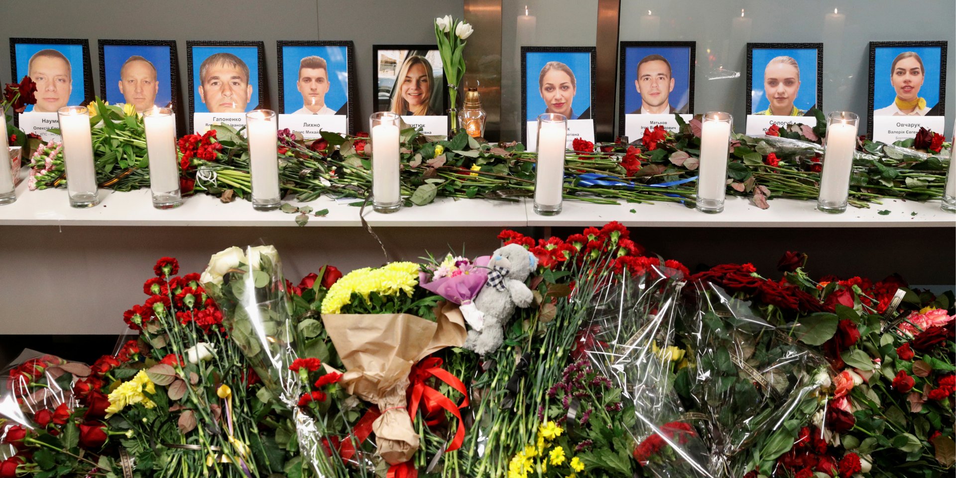 Люди принесли цветы (Фото: REUTERS/Valentyn Ogirenko)