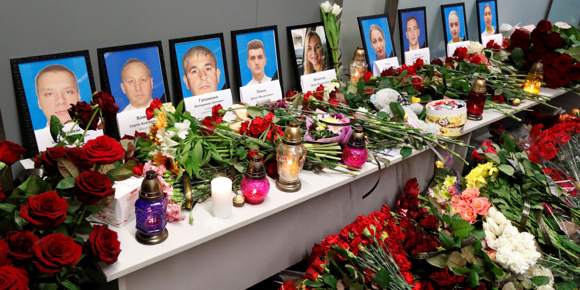 Крайние слева — Алексей Наумкин, Сергей Хоменко и Владимир Гапоненко, пилоты рейса Тегеран-Киев (Фото: REUTERS/Valentyn Ogirenko)