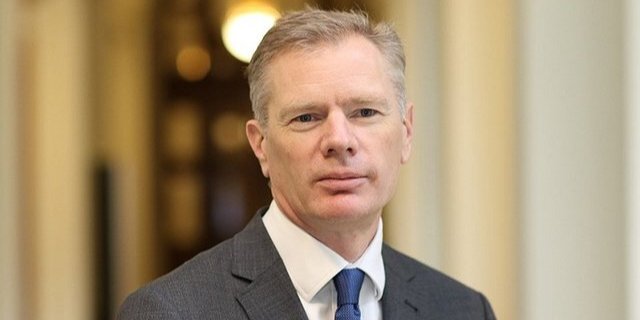 Роберт Макейр заявил, что пришел отдать дань уважения погибшим и не принимал участия в протестах (Фото: gov.uk)