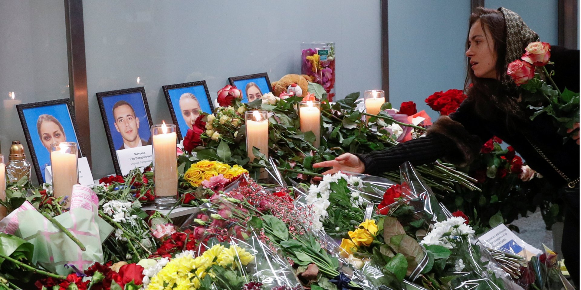 Женщина возлагает цветы к мемориалу погибшим членам экипажа сбитого самолета МАУ в аэропорту Борисполь (Фото: REUTERS / Valentyn Ogirenko)