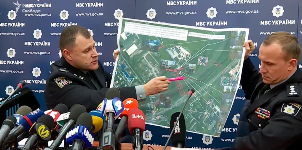 Игорь Клименко и Андрей Небытов демонстрируют место, где убили Окуеву и нашли автомат киллеров (Фото: Скриншот МВД)