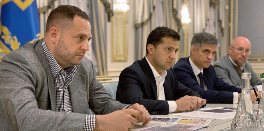 Андрей Ермак (на переднем плане) рядом с президентом Украины Владимиром Зеленским (Фото: Офис президента Украины via Facebook)