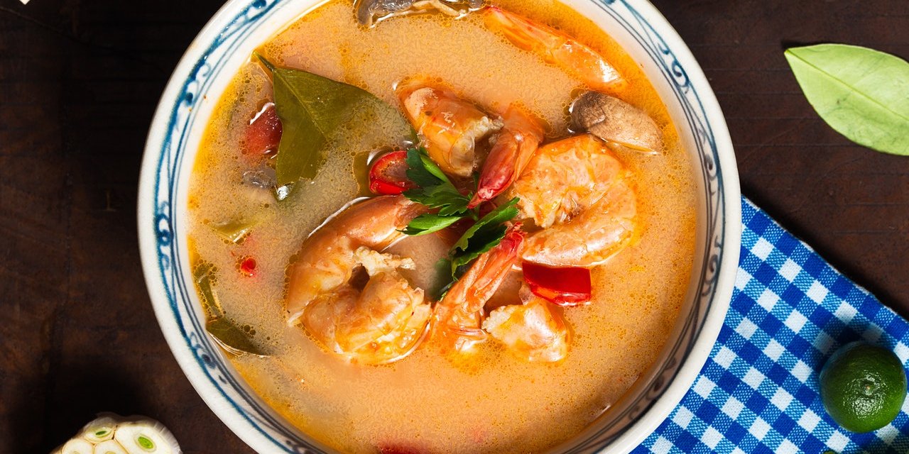 Суп том ям: морепродукти, курячий бульйон, сік лайма і яскраві прянощі (Фото: Lovefood Art / Pexels)
