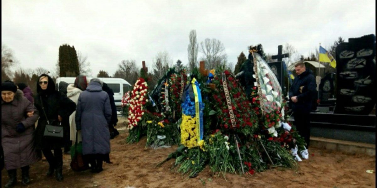На прощання із загиблими прийшли біля сотні осіб (Фото: Ірина Шевченко/Gazeta.ua)