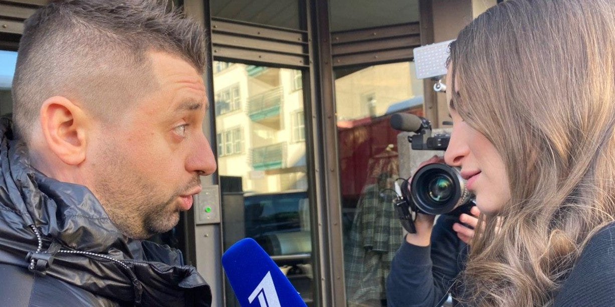 Давид Арахамия дает комментарий журналистке пропагандистского Первого канала (Фото: Кристина Бердинских / НВ)