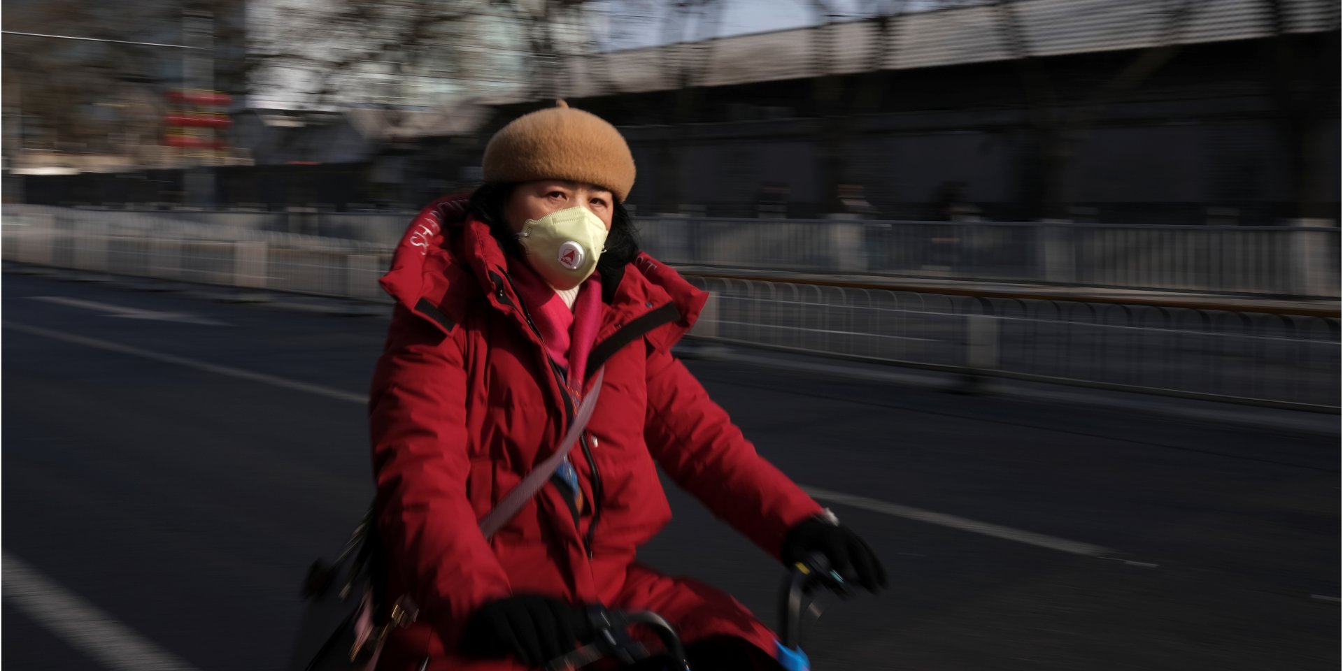 Китаянка в защитной маске (Фото: REUTERS/Carlos Garcia Rawlins)