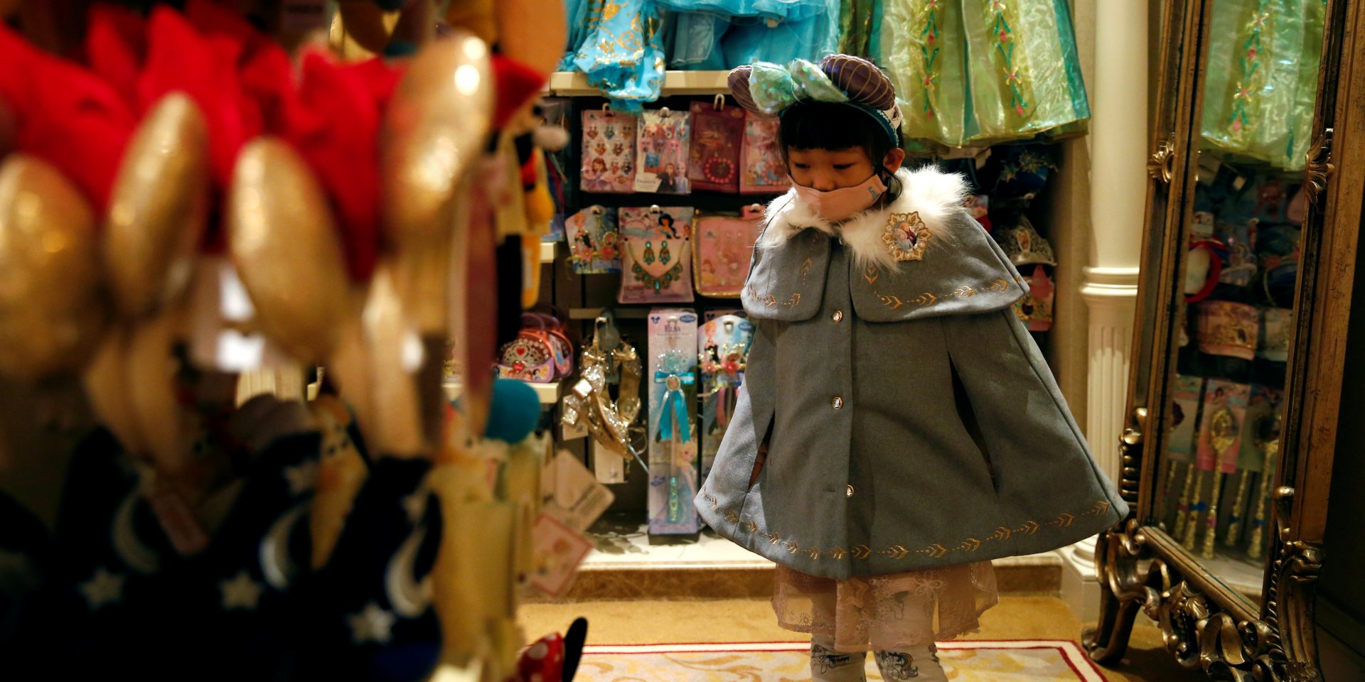 В Гонконге также приостановил работу тематический парк развлечений Ocean Park (Фото: REUTERS/Tyrone Siuj)
